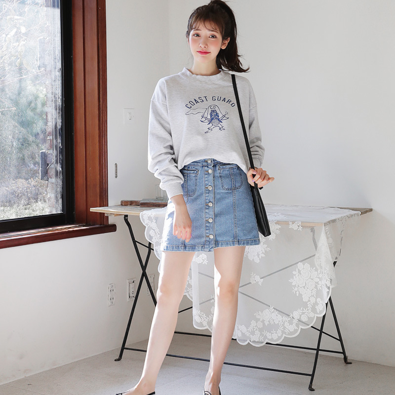 Chân váy jean + áo sweater