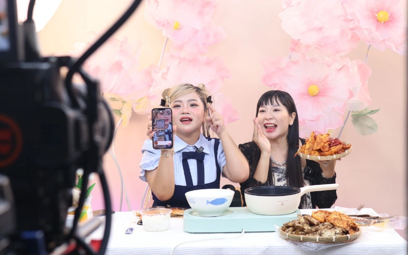Livestream món ăn và khuyến mãi